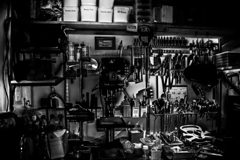 How can I use itemit to track equipment?