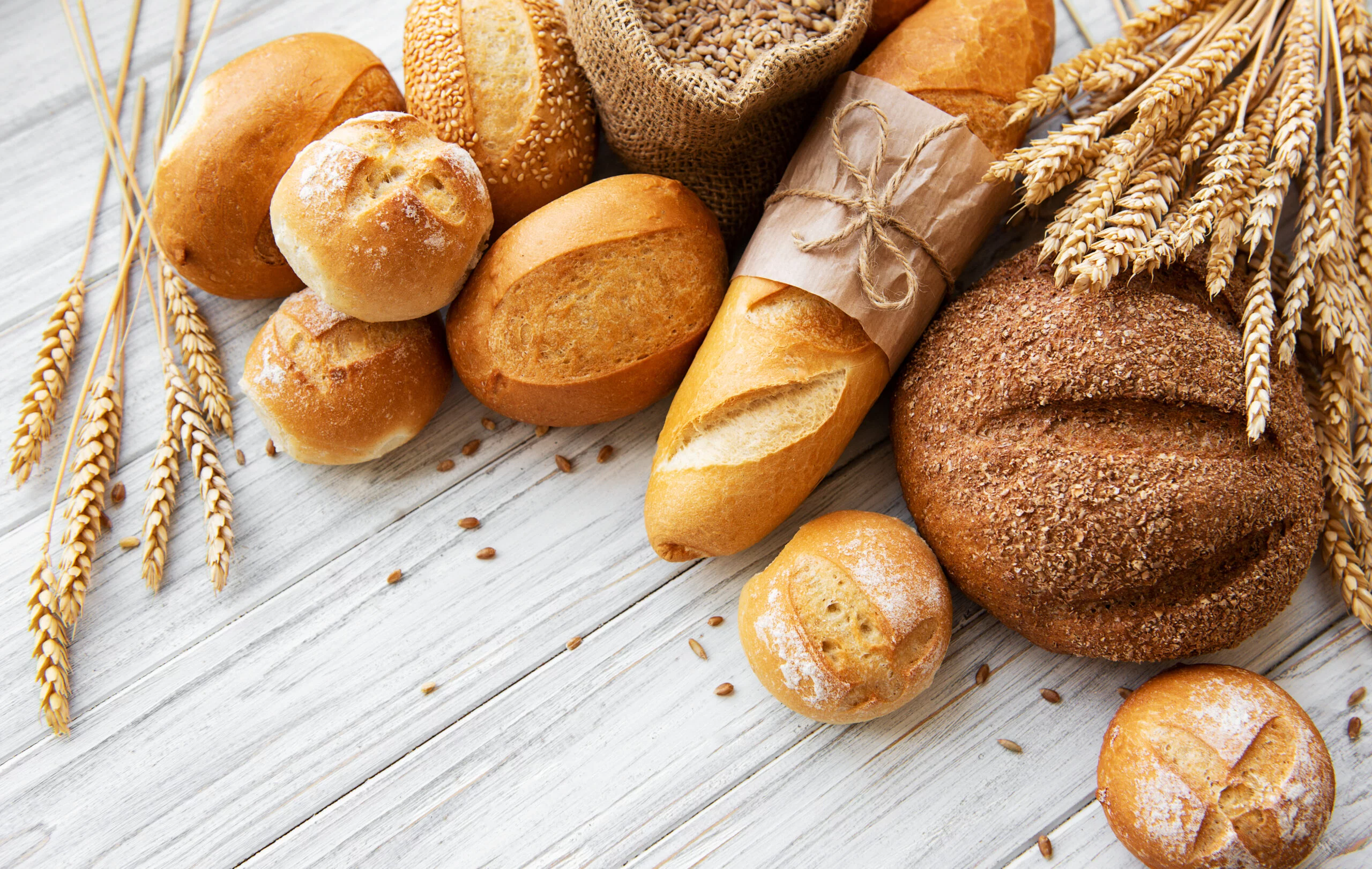 Assortment of baked bread Top Benefits of Using Inventory Management for Bakeries